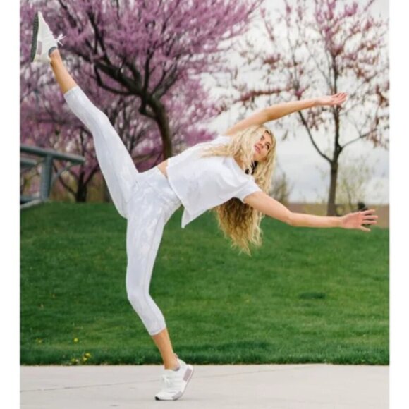 ZYIA Active Silver Camo Metallic Pocket Light n Tight Hi-Rise Capri Crop Legging - Picture 1 of 10